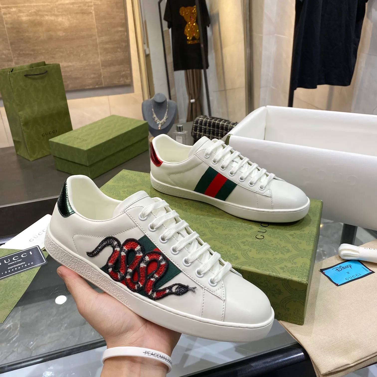 👟👟Ex-factory price 440👟👟 Men's size +10 Gucci's GG white shoes, the same style as Ni Ni, have been popular in recent years; new colors are constantly updated; stars, Internet celebrities, live broadcasts, etc. will definitely plant grass and call them. Classic fashion style, 5D drawing printing; electric embroidery surface, etc... Original customized cowhide color, first layer of cowhide inside, original outsole... Shiny color drawing/electric embroidery surface embellished on the side of the shoe body, package production process‼ Size: Female 35-40# Male 39-46#